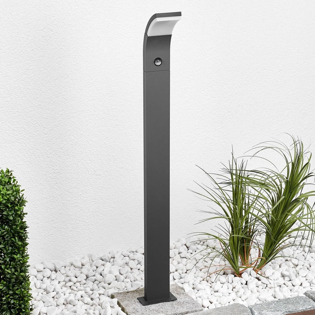 Lucande lampione a LED Timm, sensore, 100 cm, antracite, IP54 Timm, Nero, Alluminio, Moderno