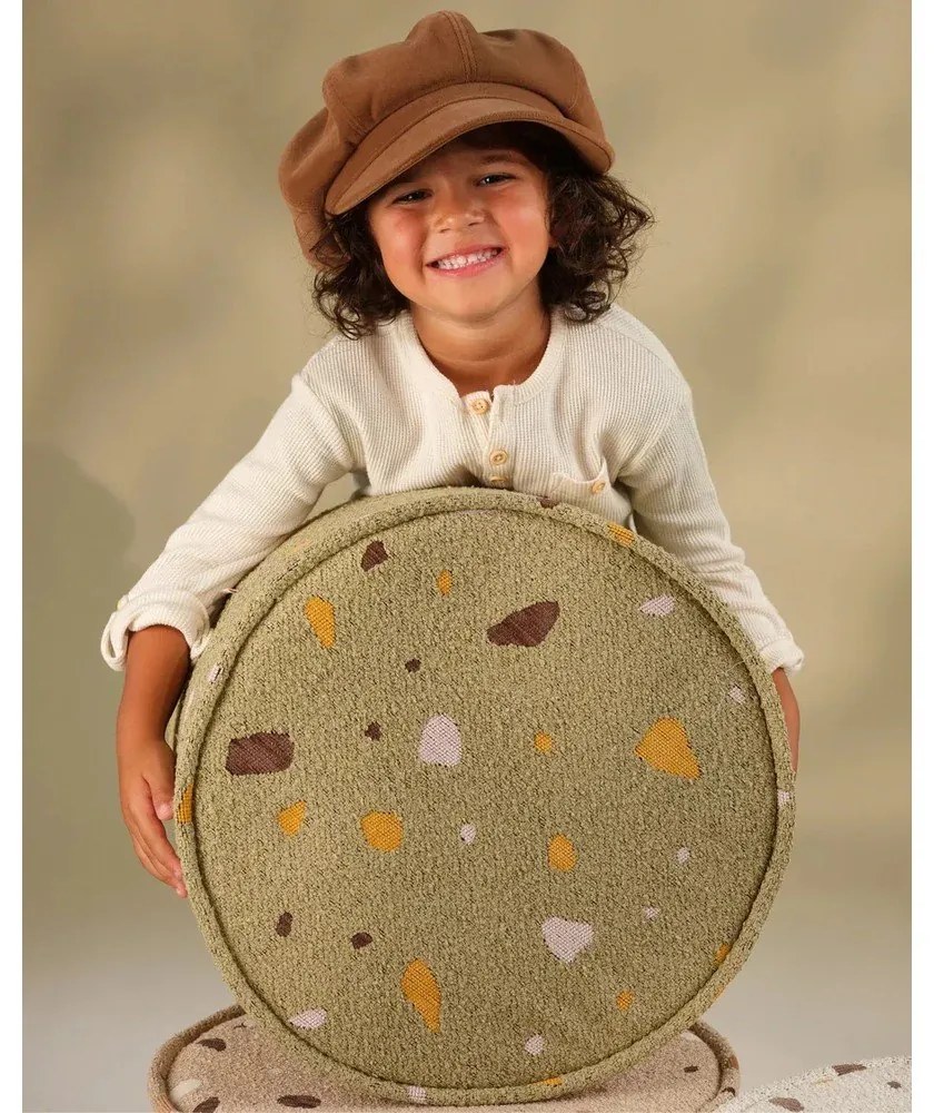 Pouf per bambini verde con rivestimento in bouclé e ciniglia Terrazzo – Wigiwama