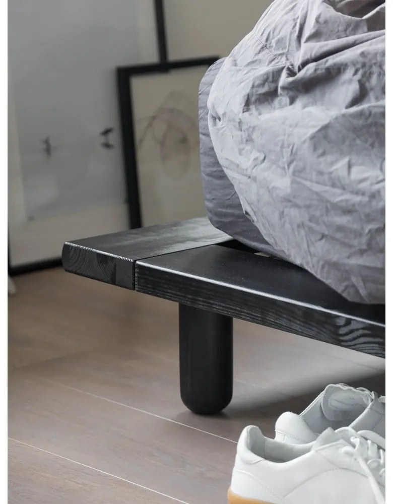 Letto matrimoniale nero in legno di pino con griglia 140x200 cm Peek - Karup Design