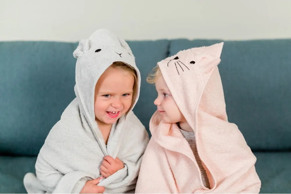 Asciugamano con cappuccio da bambini grigio in cotone 76x76 cm Rabbit – Kindsgut