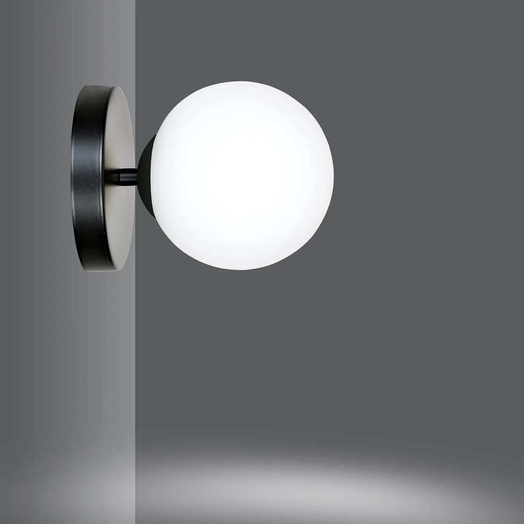 Applique 1 Luce Rama In Acciaio Nero A Bracci E Sfera In Vetro Opalino