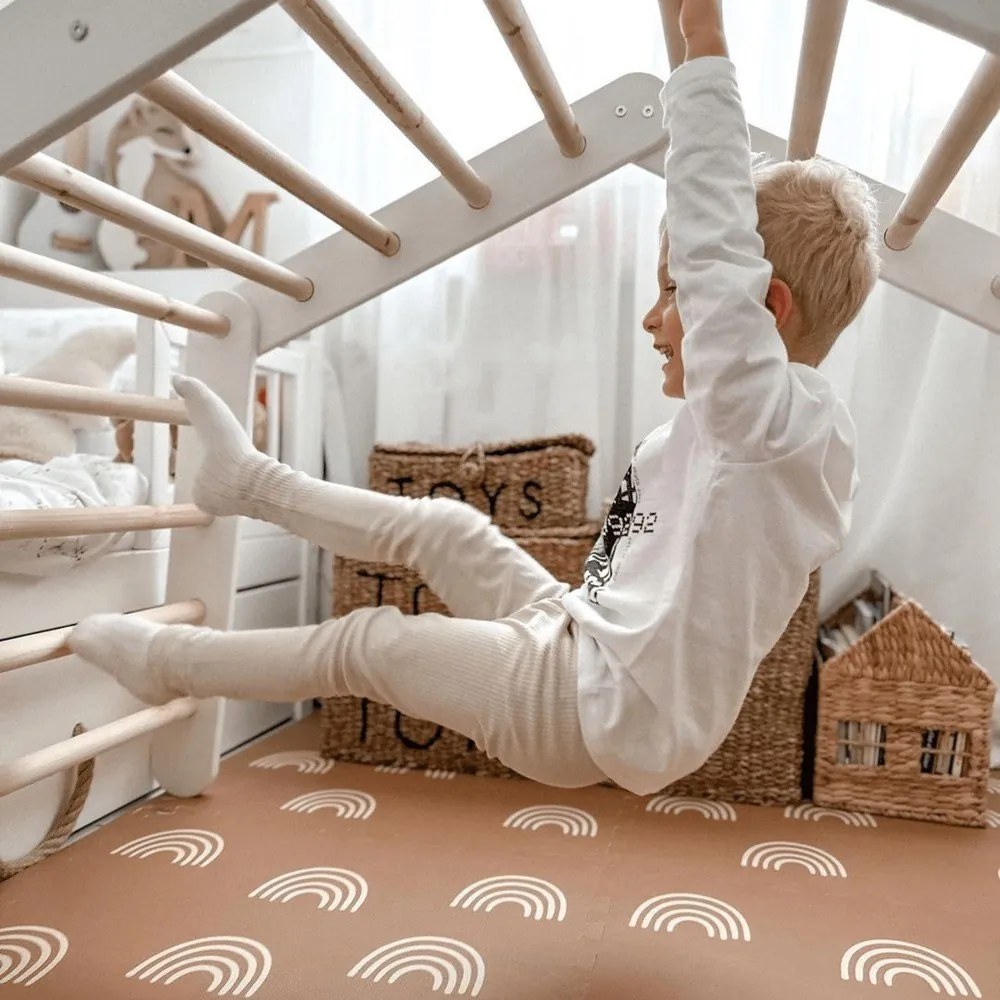 Pikler triangolo montessori grigio in pino massiccio 61x112x94 cm Montessori – Meowbaby