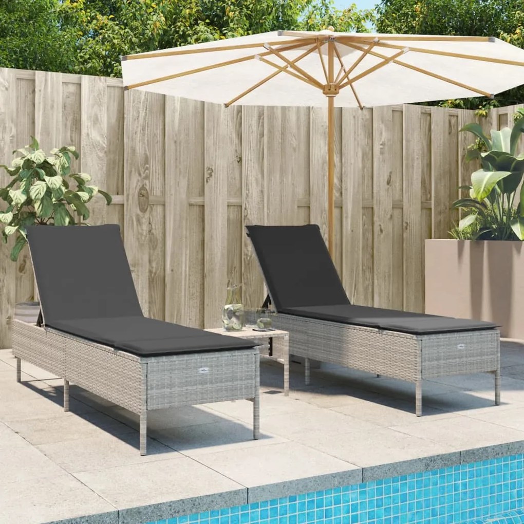 Lettino prendisole 2 pz con cuscini grigio chiaro in polyrattan