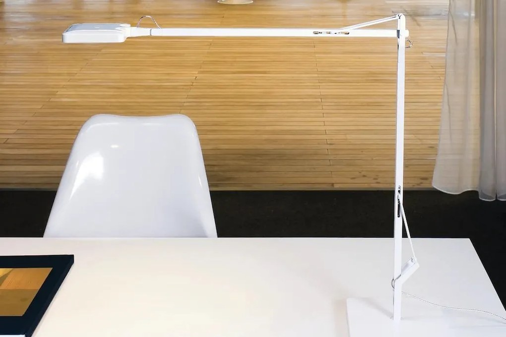 Flos Kelvin Edge Con Base Lampada Da Tavolo orientabile con doppio braccio a luce diretta in alluminio Bianco lucido