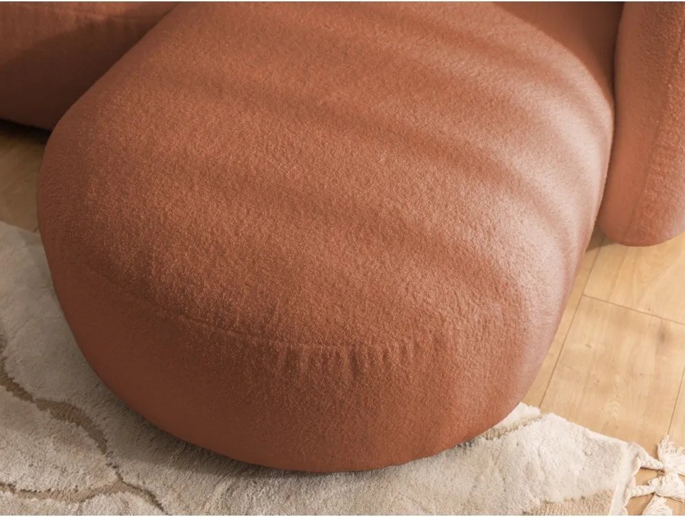 Divano angolare color terracotta (con penisola a destra/con chaise lounge) con rivestimento in bouclé Orbit – Ropez