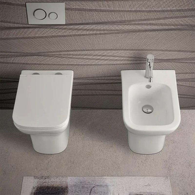 Sanitari filomuro senza brida bianco lucido con sedile soft-close Plana