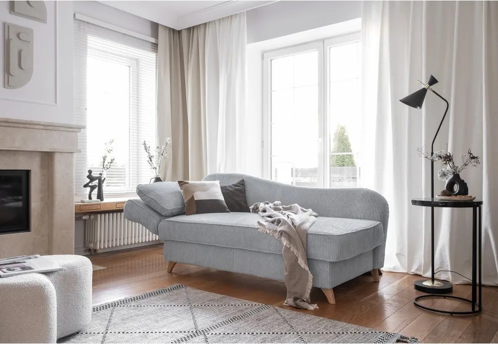 Chaise longue grigio chiaro (con penisola a sinistra) con rivestimento in velluto a coste Chic Charlotte – Miuform