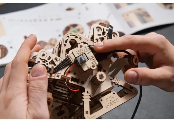 Ugears - Puzzle meccanico 3D in legno Motore V8