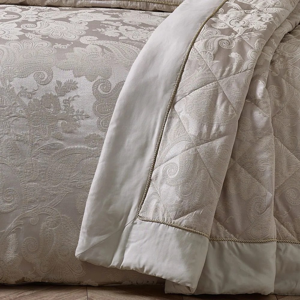 Copriletto beige in jacquard con rivestimento trapuntato 240x260 cm Opulent Jacquard – Catherine Lansfield