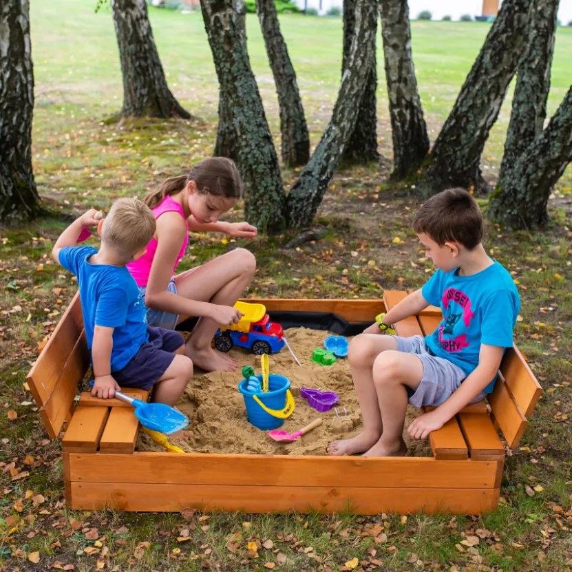 Sabbiera per bambini impregnata con panchine