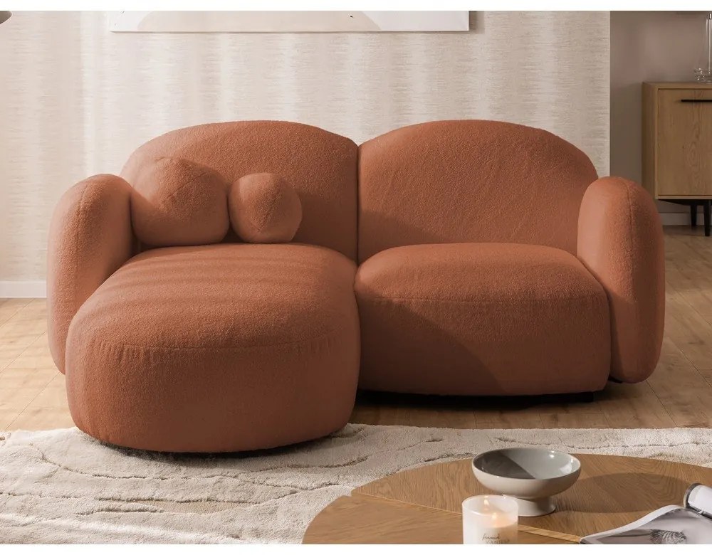 Divano angolare color terracotta (con penisola a sinistra/con chaise lounge) con rivestimento in bouclé Orbit – Ropez