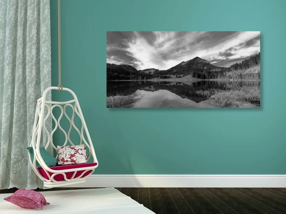 Quadro su tela – Lago sotto le colline in bianco e nero