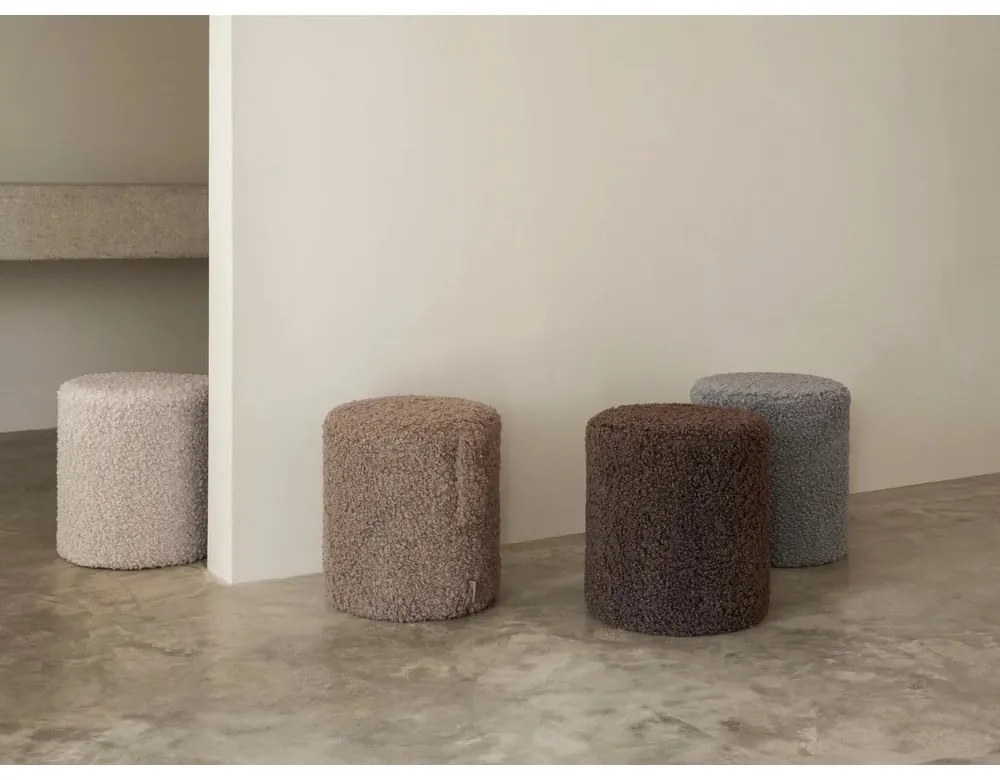 Poggiapiedi marrone scuro con rivestimento in bouclé Teddy – Blomus