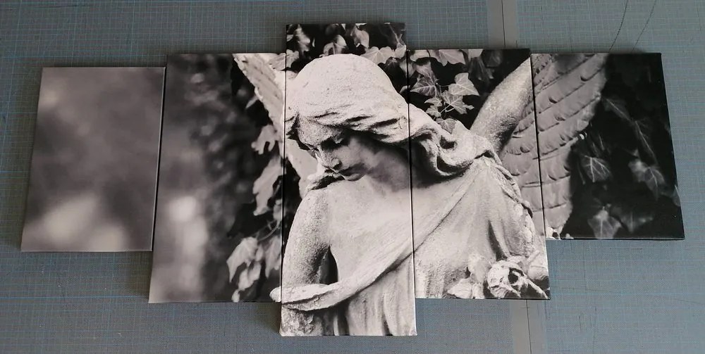 Quadri 5 pezzi – Statua d'angelo in bianco e nero
