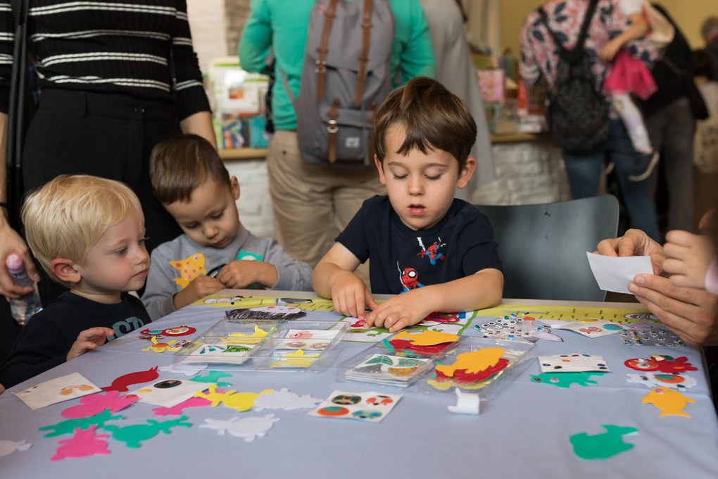 Gioco con adesivi - amiamo gli animali