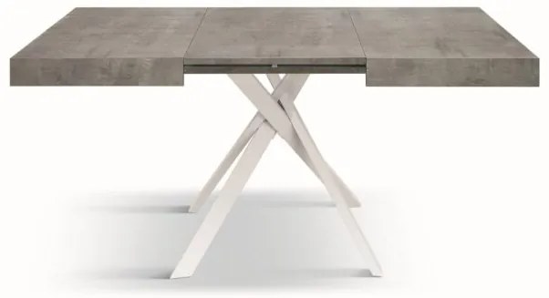 Tavolo FORTE DEI MARMI in legno, finitura grigio cemento e gambe incrociate in metallo bianco, allungabile 95×90 cm – 145 x 90 cm