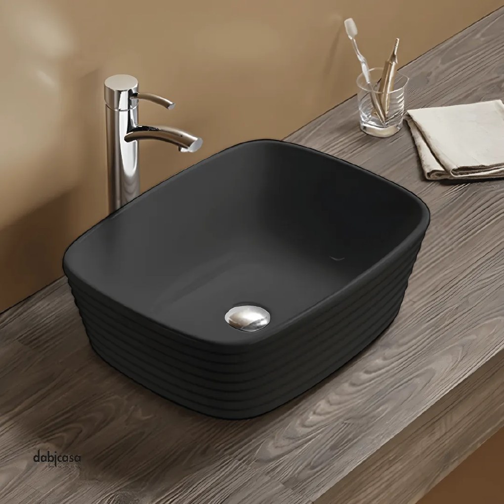 Lavabo D'Appoggio "Break The Rules" In Ceramica Da 50,5 Cm Finitura Nero Lucido