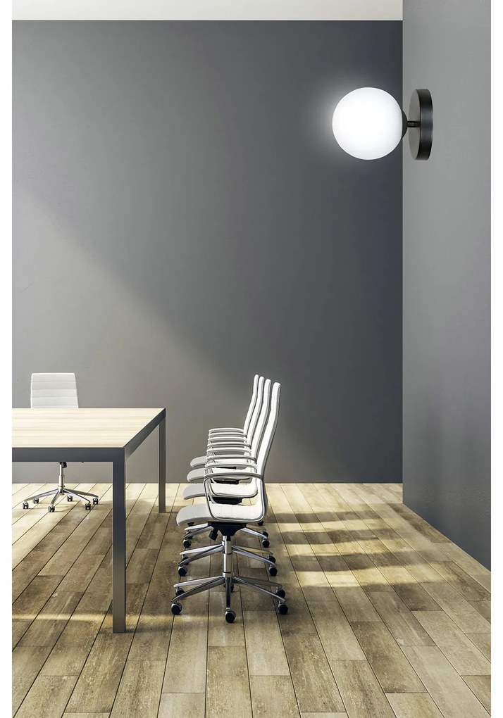 Applique A 1 Luce Hallador In Acciaio Nero E Sfera In Vetro Opalino