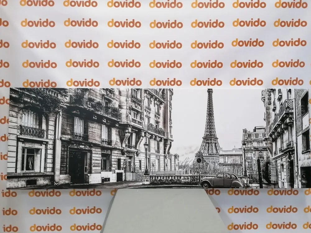 Stampa su tela – Vista sulla Torre Eiffel dalla strada di Parigi in bianco e nero