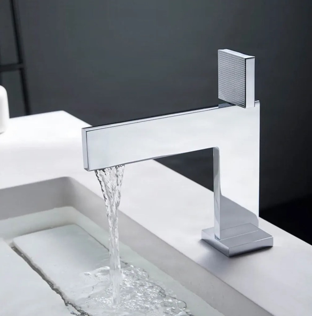 Rubinetto da bagno ELITE EDITION BS1420 in ottone con getto a cascata, disponibile in più finiture — Cromo