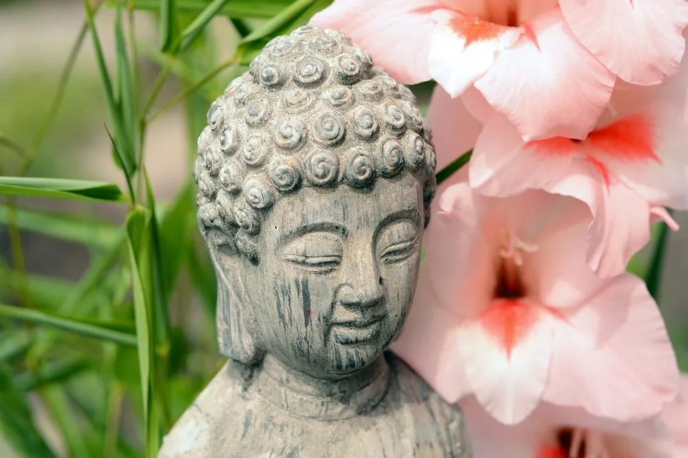 Carta da parati autoadesiva – Statua di Buddha nel giardino Zen