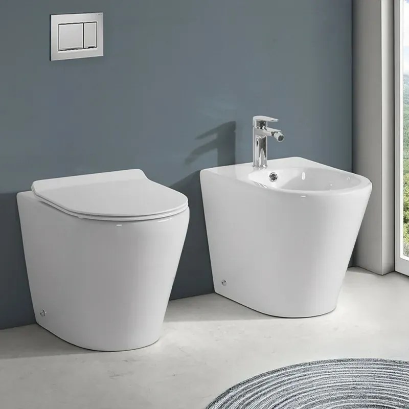 Sanitari Filomuro in ceramica bianco design tondo con copriwc e scarico rimless Ukra