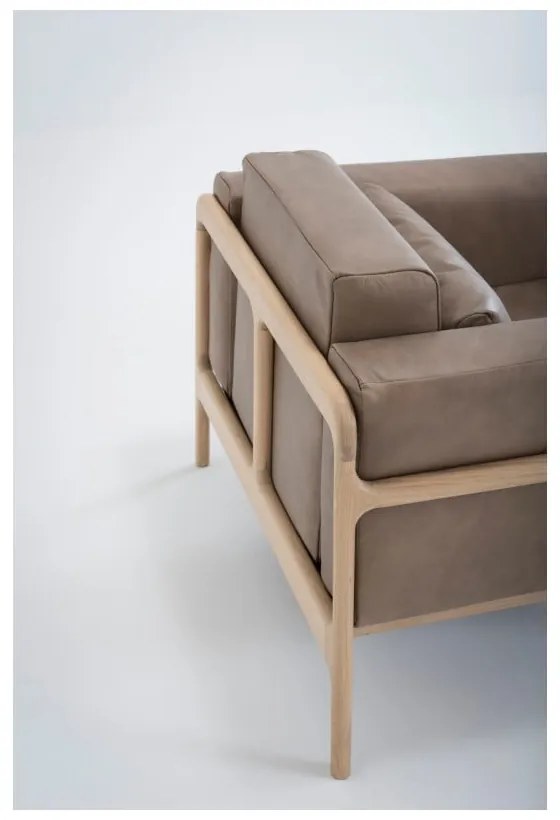 Poltrona in pelle di bufalo marrone chiaro con struttura in rovere massiccio Fawn - Gazzda