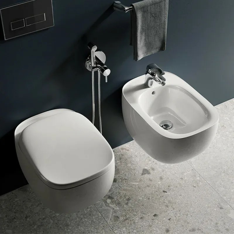 Coppia sanitari sospesi in ceramica con sedile soft-close bianco lucido Rak Illusion