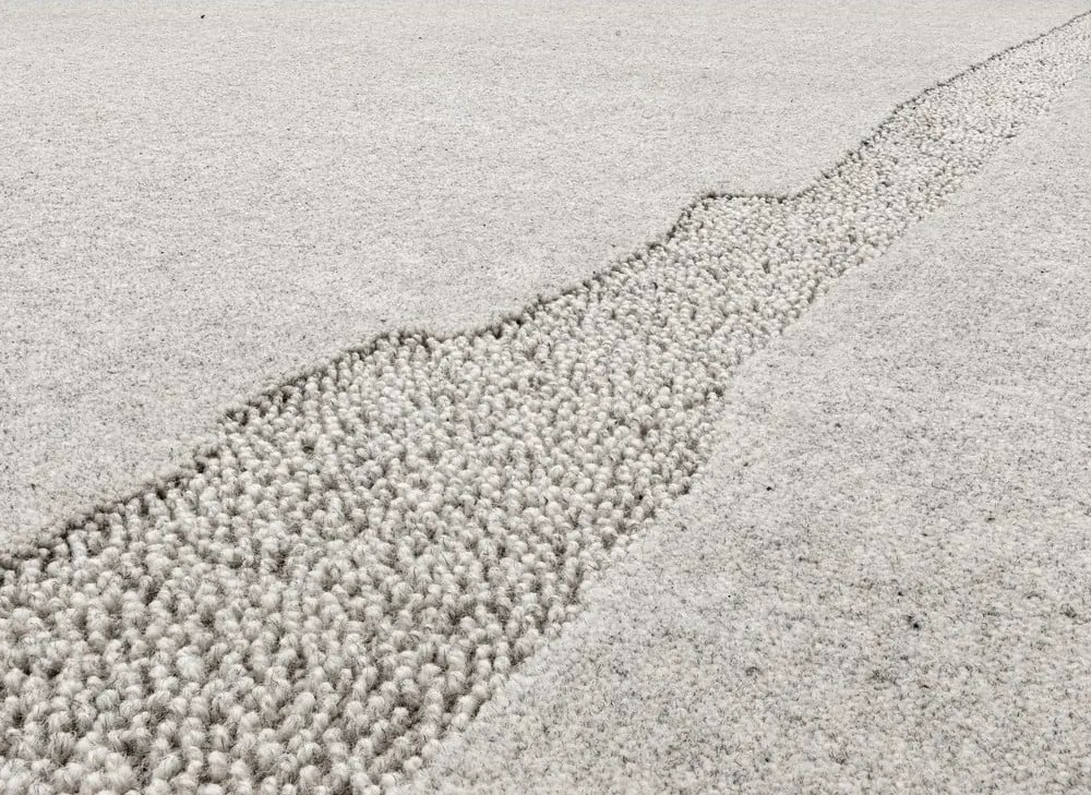 Tappeto in lana grigio chiaro 133x190 cm Morphic Rocca - Agnella