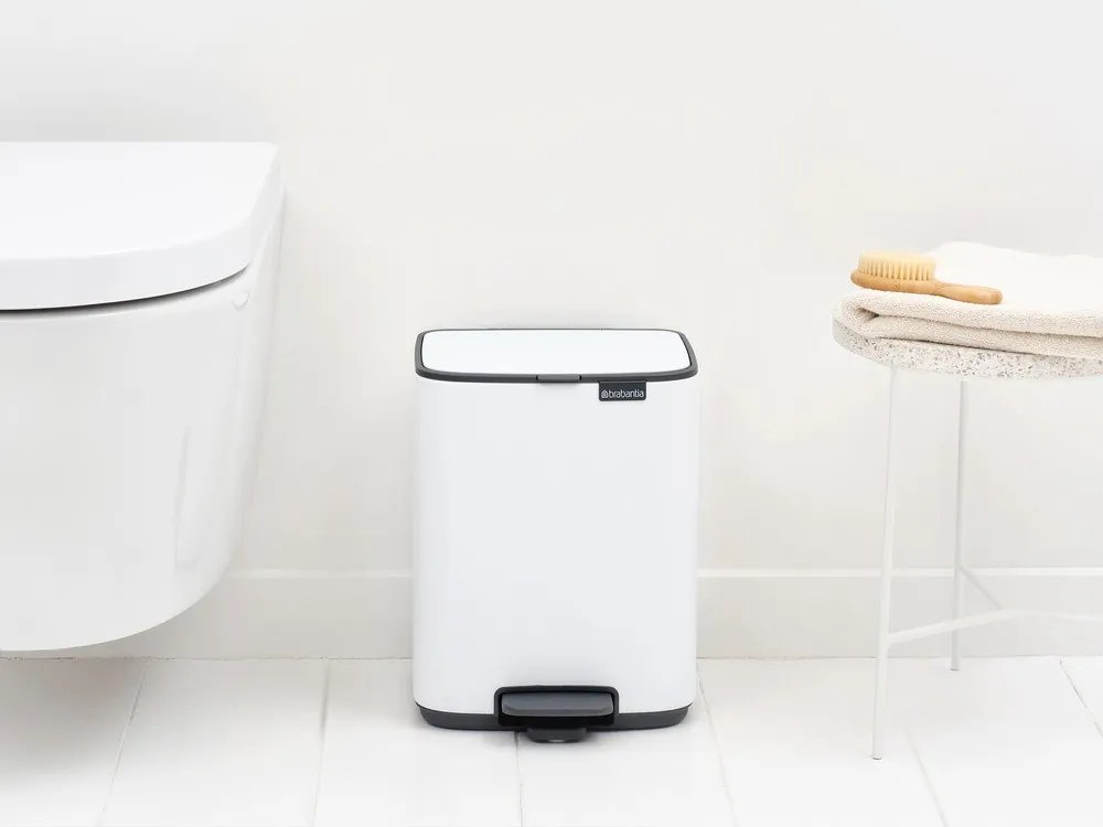 Cestino per la spazzatura bianco in acciaio con pedale 7 l Bo – Brabantia