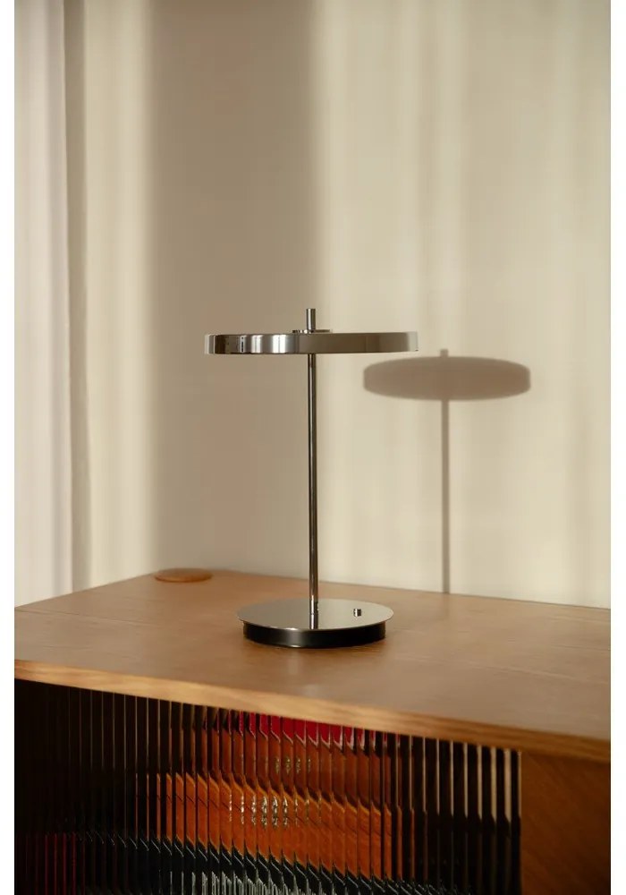 Lampada da tavolo dimmerabile a LED in argento con paralume in metallo (altezza 31 cm) Asteria Move - UMAGE