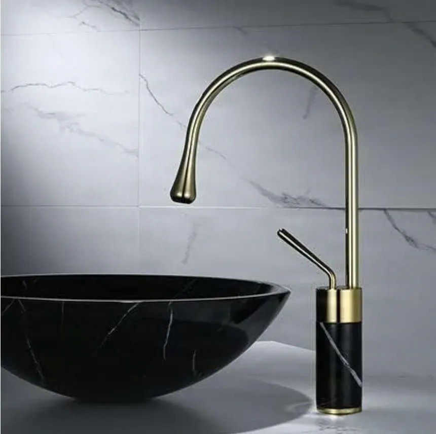 Miscelatore per lavabo EYN BF0954 da piano in ottone con bocca girevole, in più finiture tra cui oro — Oro spazzolato - marmo bianco — 48 cm
