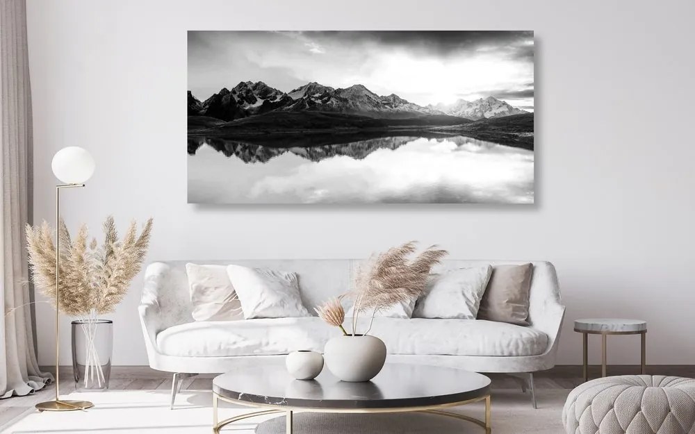 Quadro su tela – Tramonto abbagliante sul lago di montagna in bianco e nero