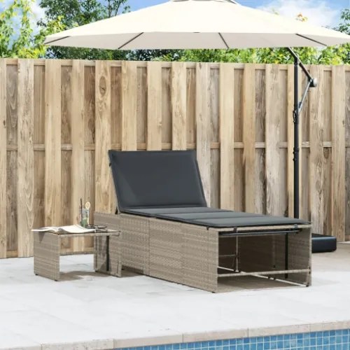 Lettini Prendisole 2pz con Tavolino Grigio Chiaro in Polyrattan