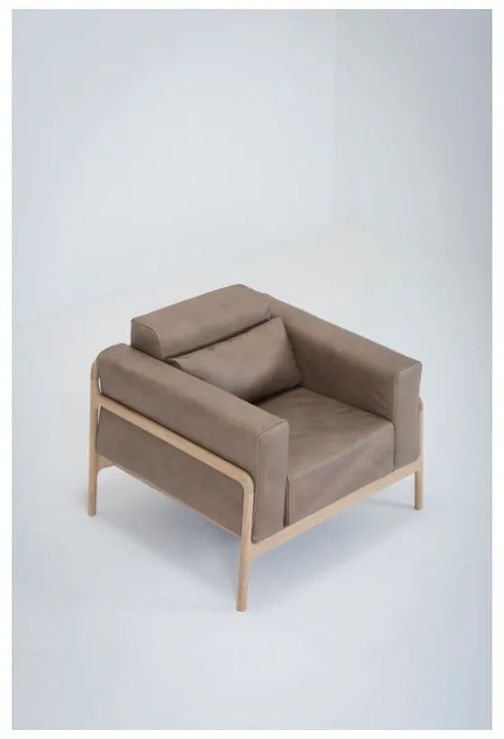 Poltrona in pelle di bufalo marrone chiaro con struttura in rovere massiccio Fawn - Gazzda
