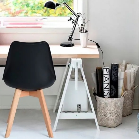 Sedia Nordica Nera Con Gambe In Legno E Cuscino Design Moderno