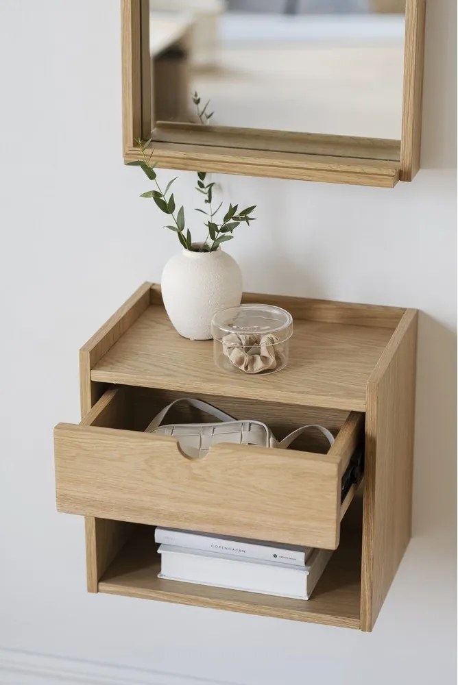 Comodino sospeso con ripiani in legno di quercia in colore naturale Hillmond - Rowico