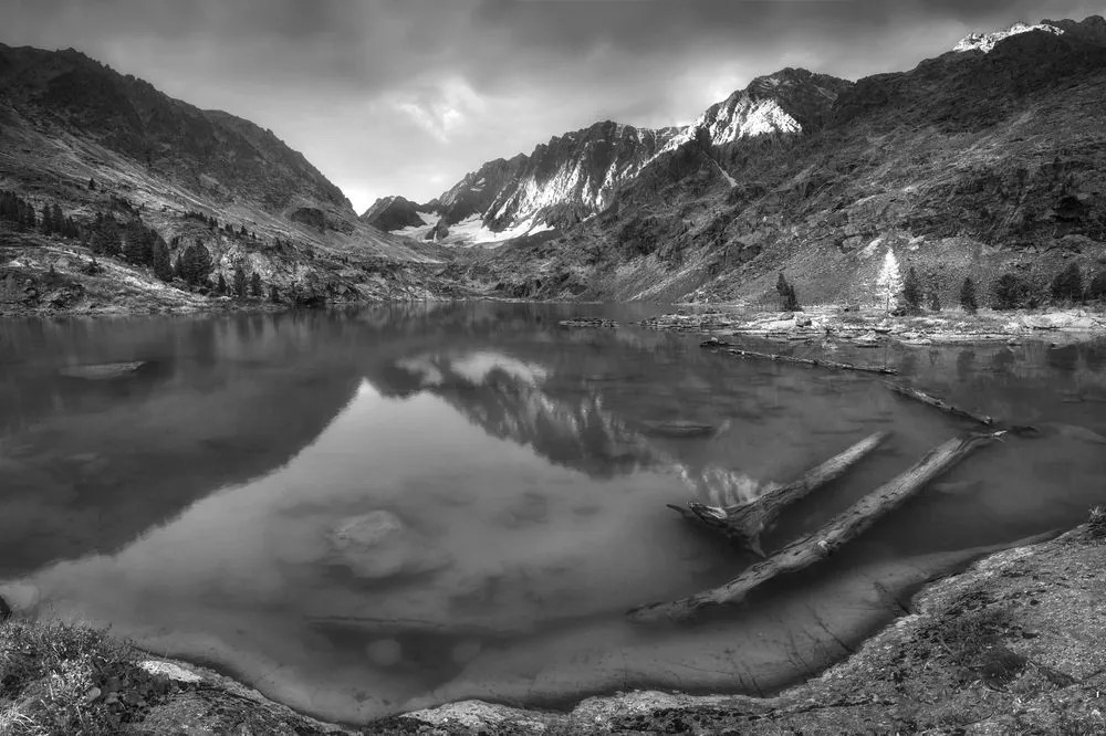 Carta da parati autoadesiva – Montagne maestose in bianco e nero