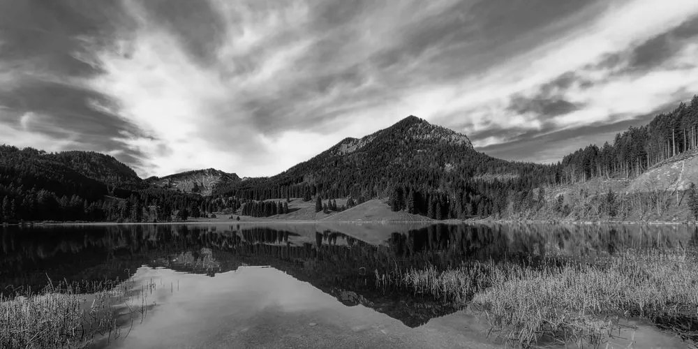 Quadro su tela – Lago sotto le colline in bianco e nero