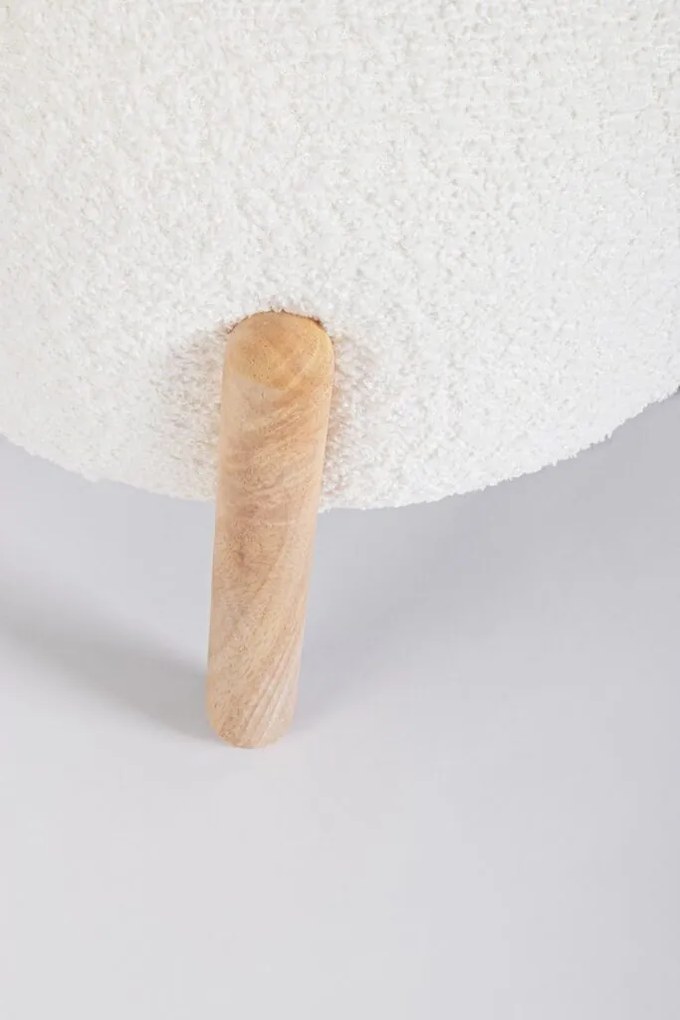 Pouf DAYLA in tessuto bianco effetto bouclé e gambe in legno rubberwood