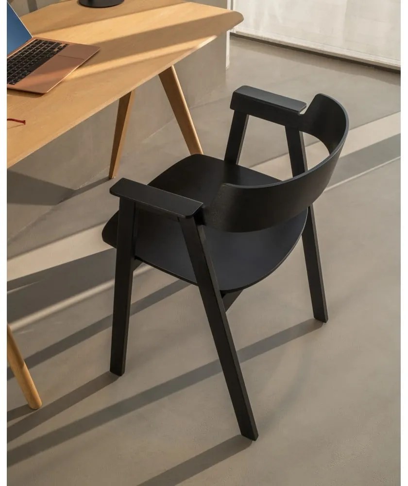 Sedia da pranzo nera in rovere massiccio con braccioli Flip – Gazzda