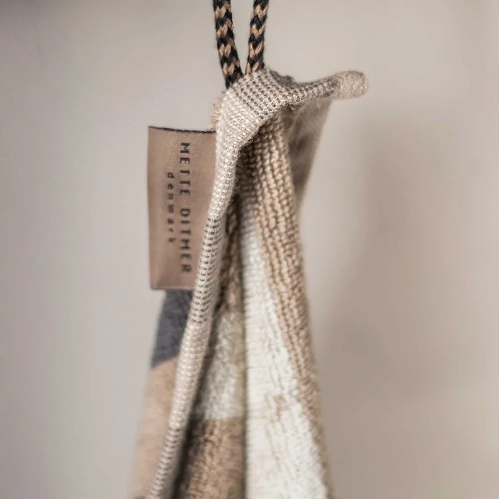 Asciugamano in cotone biologico blu-grigio 50x90 cm Disorder - Mette Ditmer Denmark