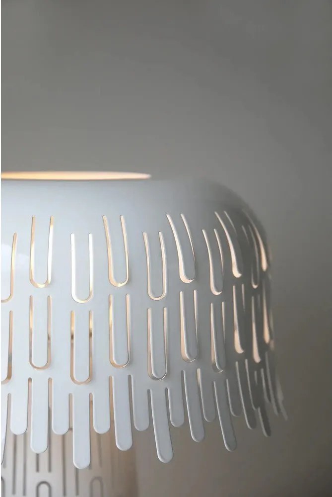 Lampada da tavolo bianca con paralume in metallo (altezza totale 38 cm) Verbera – Markslöjd