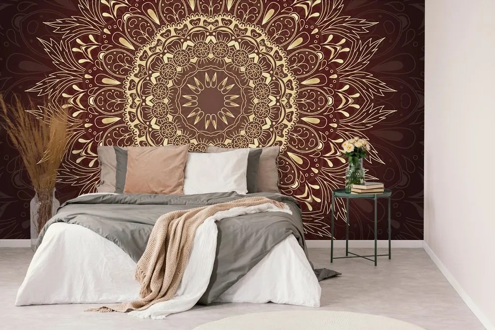 Carta da parati – Mandala dorata su sfondo bordeaux