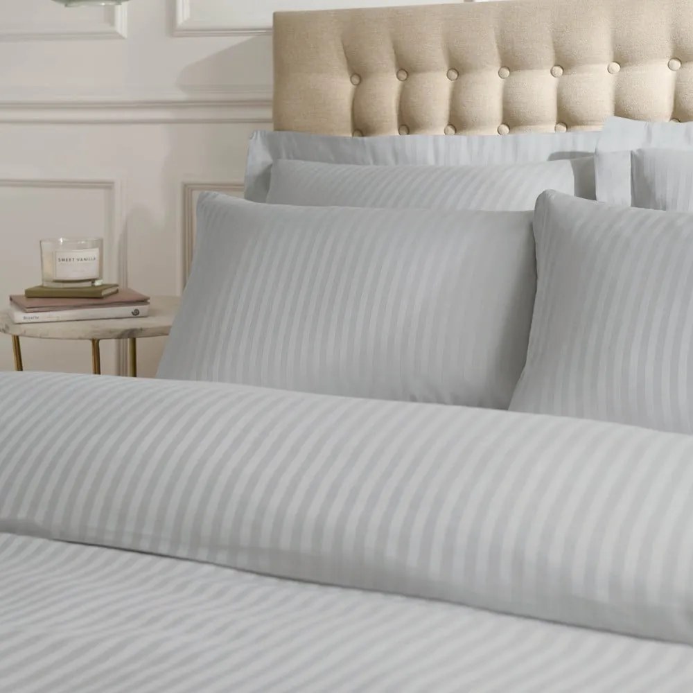 Set copripiumino e federa grigio in tessuto damascato per letto matrimoniale e per letto esteso 230x220 cm Satin Stripe – Catherine Lansfield