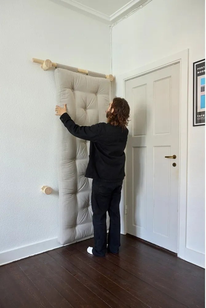 Poltrona marrone scuro allungabile con rivestimento in velluto a coste Hooked – Karup Design