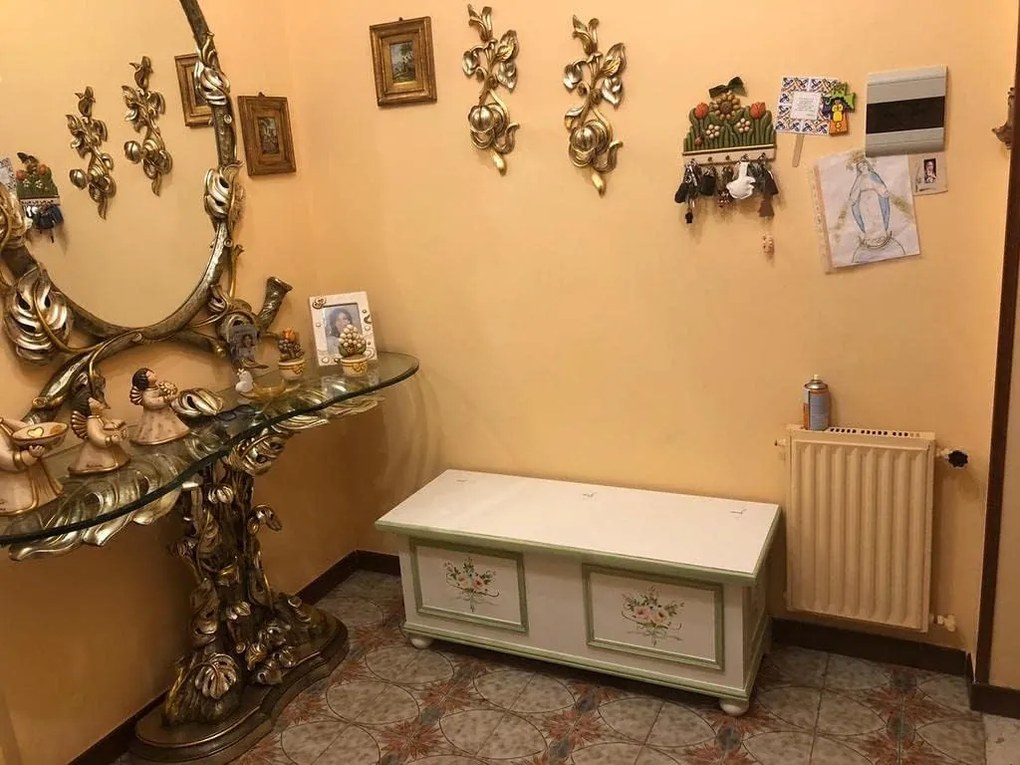 Cassapanca arte povera in legno massello bianco lucido con decori filo verde