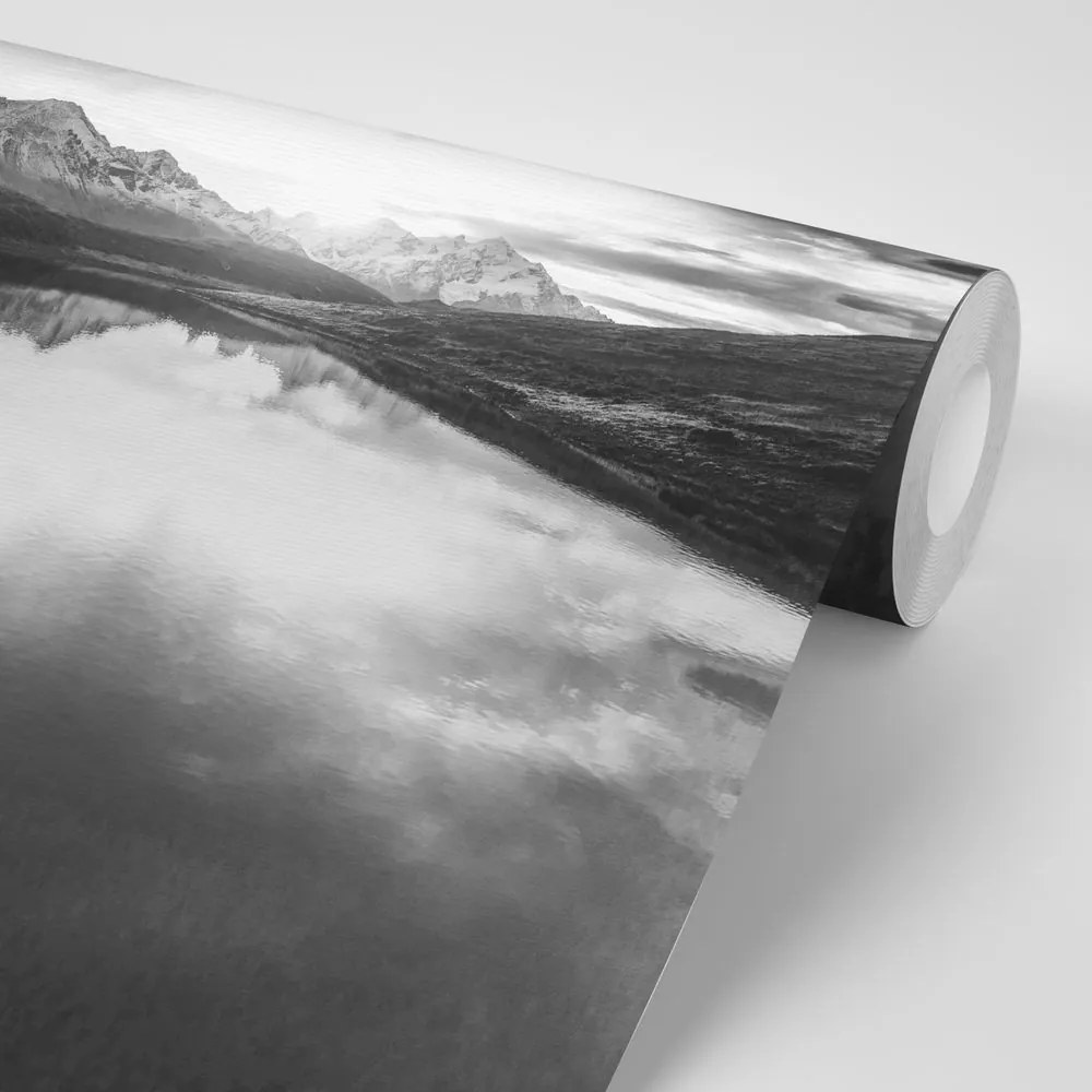 Carta da parati autoadesiva – Lago di montagna in bianco e nero