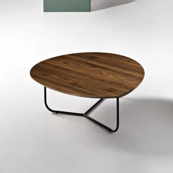 Tavolino sagomato con piano in legno effetto Tek e base in metallo OYA