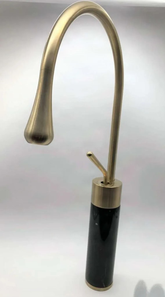 Miscelatore per lavabo EYN BF0954 da piano in ottone con bocca girevole, in più finiture tra cui oro — Oro spazzolato - marmo bianco — 48 cm